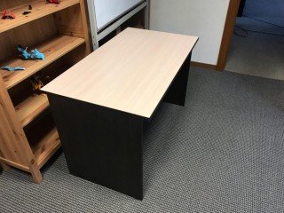 Прямой письменный стол для офиса